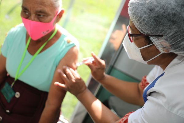 Moradores da localidade de Cachoeirinha, na zona rural de Cariacica, recebem vacinas contra a Covid-19 e gripe no Caminhão da Vacinação