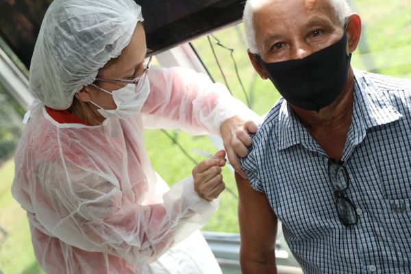Moradores da localidade de Cachoeirinha, na zona rural de Cariacica, recebem vacinas contra a Covid-19 e gripe no Caminhão da Vacinação