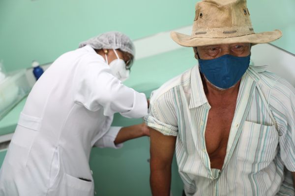 Moradores da localidade de Cachoeirinha, na zona rural de Cariacica, recebem vacinas contra a Covid-19 e gripe no Caminhão da Vacinação