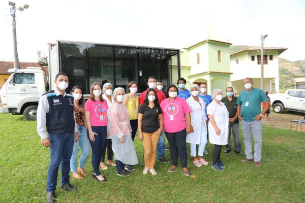 Moradores da localidade de Cachoeirinha, na zona rural de Cariacica, recebem vacinas contra a Covid-19 e gripe no Caminhão da Vacinação