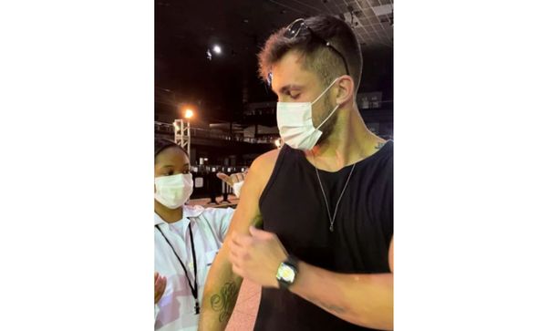 Arthur foi vacinado contra a Covid-19 no Rio de Janeiro