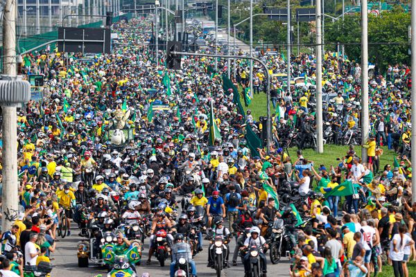 RIO DE JANEIRO, RJ 23.05.2021: Motociata promovida por apoiadores do presidente Jair Bolsonaro com ponto de encontro no Parque Olímpico, na Barra da Tijuca, indo até o Monumento aos Pracinhas, no Aterro do Flamengo. Foto: Felipe Duest/Photo Press/Folhapress)