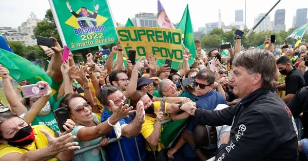 Jair Bolsonaro foi multado por não usar máscara e reunir multidão no Maranhão e, dias depois, voltou a causar aglomeração em sua passagem pelo Rio de Janeiro