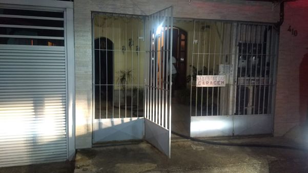 A kitnet, que fica nos fundos de uma casa, foi incendiada no bairro Caratoíra, em Vitória