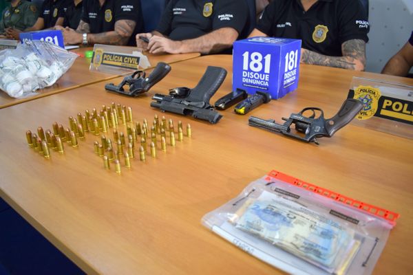 A Polícia Civil prendeu sete pessoas e apreendeu armas e drogas durante operação em Vitória