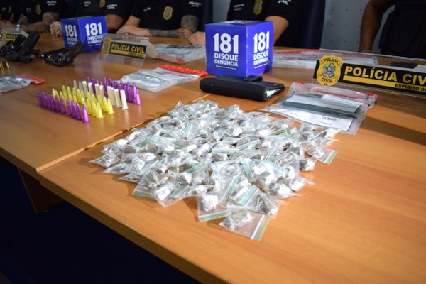 A Polícia Civil prendeu sete pessoas e apreendeu armas e drogas durante operação em Vitória