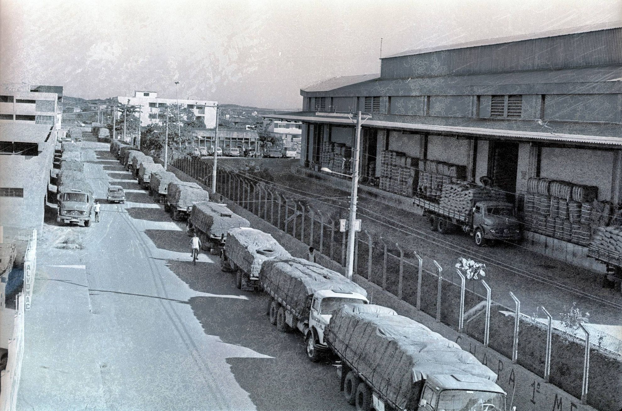 Caminhões carregados parados em frente a Unicafé - 03/04/1984. Crédito: José Magnago