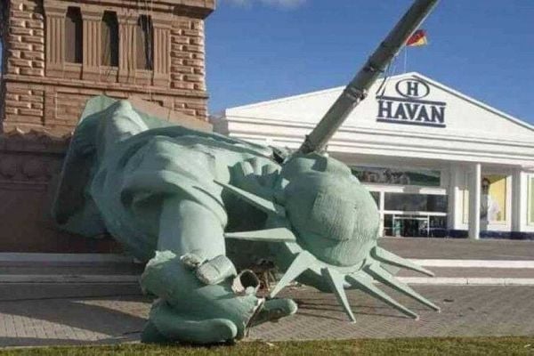 Estátua da Liberdade da Havan caiu nesta segunda-feira