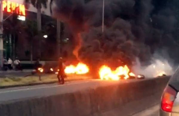 Manifestantes chegaram a atear fogo em uma barricada na Rodovia do Sol