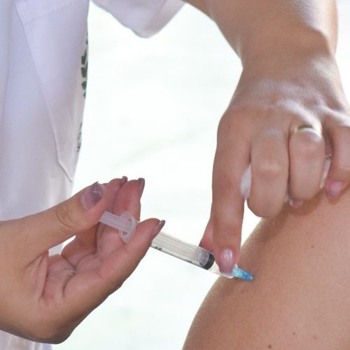 O atendimento também ofertará doses para os seguintes públicos: primeira dose de AstraZeneca para pessoas com comorbidades de 18 a 59 anos