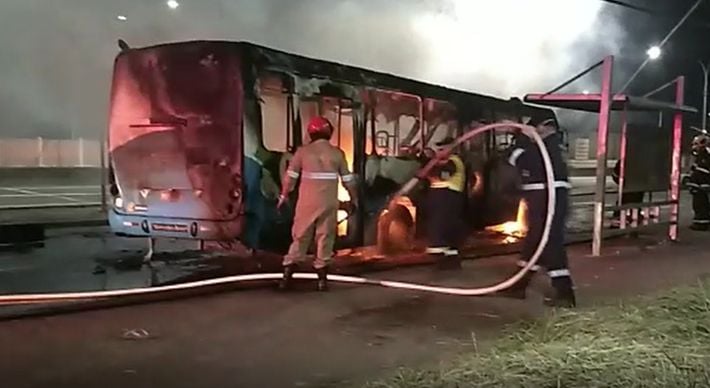 Cerca de seis homens atearam fogo no coletivo, que fazia a linha 617. Motorista e passageiros que estavam no veículo tiveram que descer às pressas