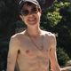 Imagem - Elliot Page posa sem camisa pela 1ª vez após transição de gênero