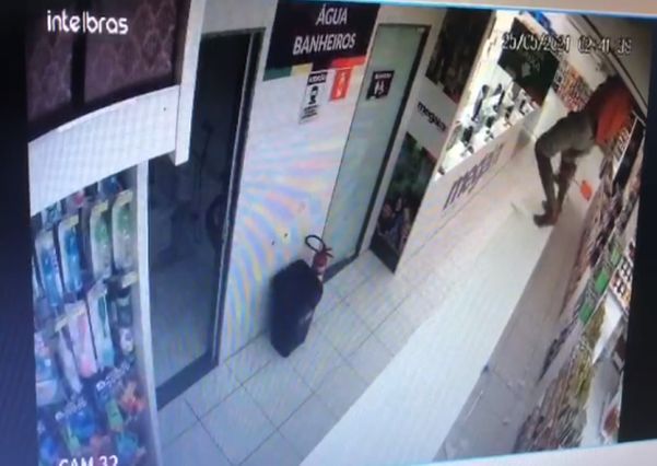 Bandido fura teto para furtar loja em Marataízes