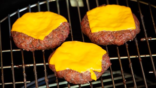 Hambúrguer defumado na churrasqueira