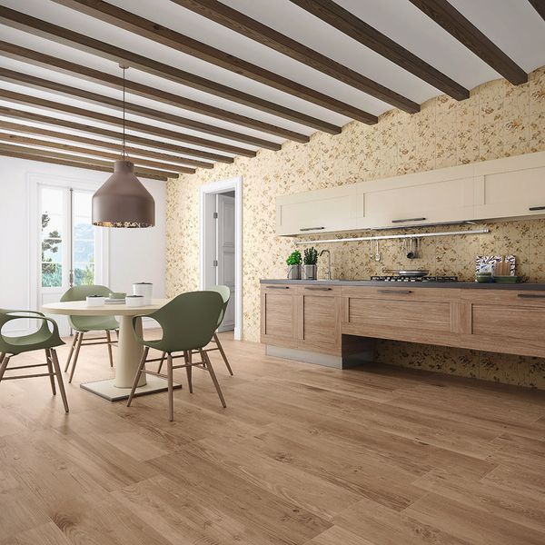 Nessa área de cozinha, o porcelanato de madeira foi o escolhido para compor o ambiente.