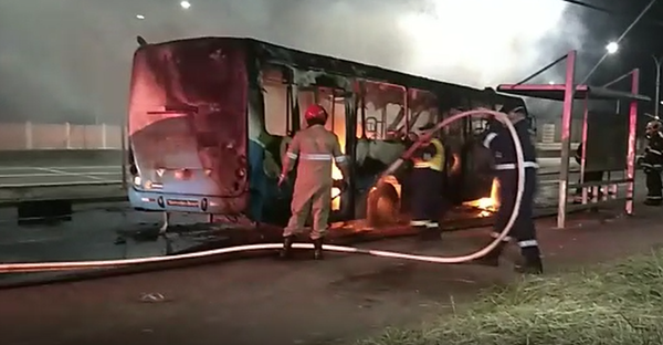 Um ônibus do Transcol foi incendiado na Barra do Jucu, em Vila Velha, nesta terça (25)