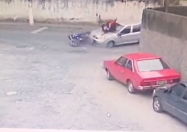 Motoboy é atingido por carro em Cachoeiro
