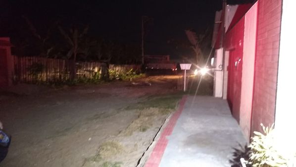Segundo testemunhas, a idosa estava saindo de uma horta comunitária quando foi atingida por um cabo de alta tensão que teria caído do poste