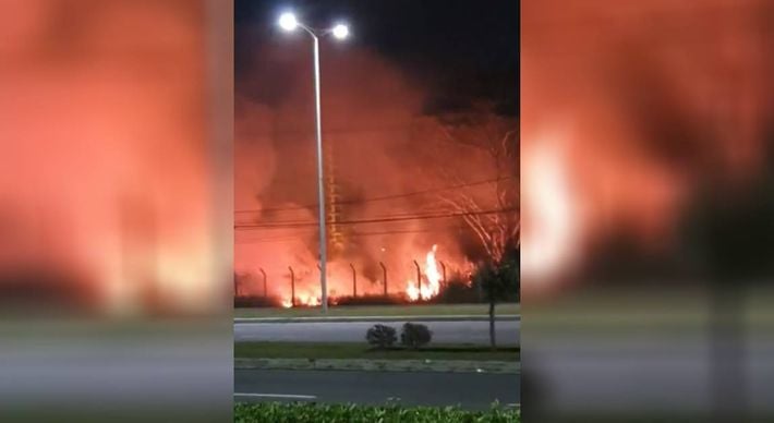 Equipes do Corpo de Bombeiros controlaram o fogo, que atingiu uma área de vegetação seca do aeroporto; chamas teriam começado por causa de uma guimba de cigarro
