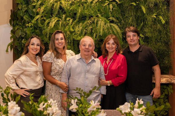 Carlos Santos Gimenes celebrou os 76 anos  ao lado da esposa, Beth, e dos filhos Flávia, Ana Paula e Rodrigo Gimenes, e netos