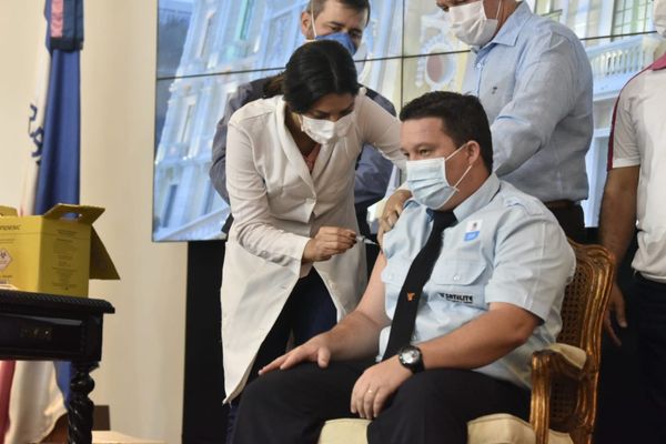 Em ato simbólico, o Governo do Estado inicia a vacinação de rodoviários contra a Covid-19 . O evento foi no Palácio Anchieta
