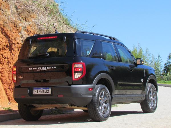 As lanternas de leds são verticais e posicionadas fora da tampa do porta-malas, em um desenho que remete ao antigo Land Rover Freelander por  Luiza Kreitlon/AutoMotrix