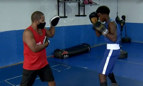 Giovany Lucas, de 16 anos, trabalha como costureiro e pedreiro para realizar sonho no boxe