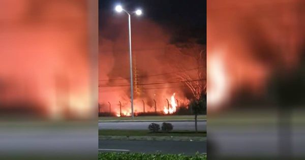 Incêndio em área do Aeroporto de Vitória na noite desta quarta-feira (26)