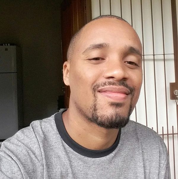 Edivan de Souza, de 28 anos, estava indo para casa de moto, quando se acidentou e morreu no local. Um tio recebeu a foto do acidente em um grupo de mensagens