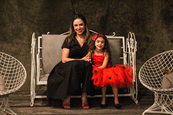 Maria Izabel Braga Ferlin e a filha Manuela: celebrando 6 anos com o tema Ladybug 
