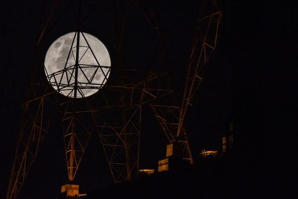 Super lua vista do céu de Vitória por Vitor Jubini
