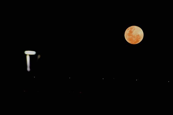 Super lua vista do céu de Vitória por Fernando Madeira