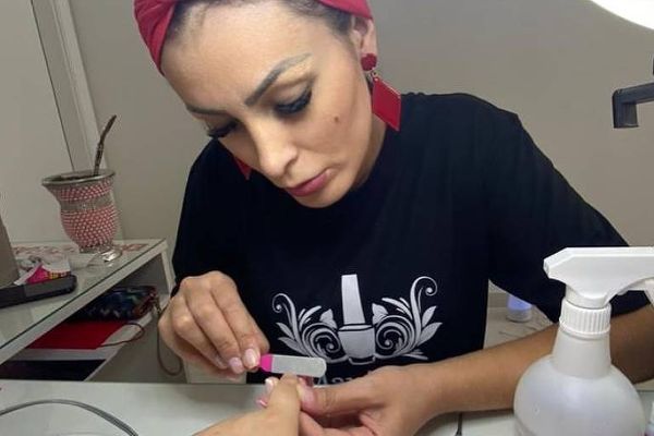 Andressa Urach publica foto trabalhando como manicure