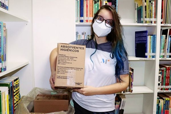 Estudante Laura Locatel fez campanha para arrecadar absorventes