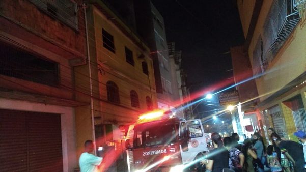 Incêndio atinge prédio no bairro Campo Grande, em Cariacica