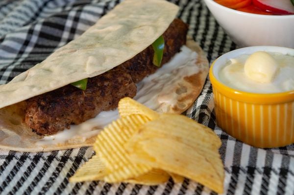 Kofta no pão árabe por Gisele Ramos