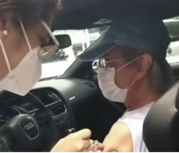 O cantor Roberto Carlos recebeu a segunda dose da vacina contra o coronavírus 