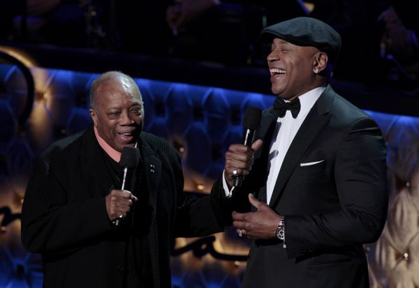 O produtor Quincy Jones e o rapper LL Cool J durante concerto em tributo a Frank Sinatra, em Las Vegas, em 2015