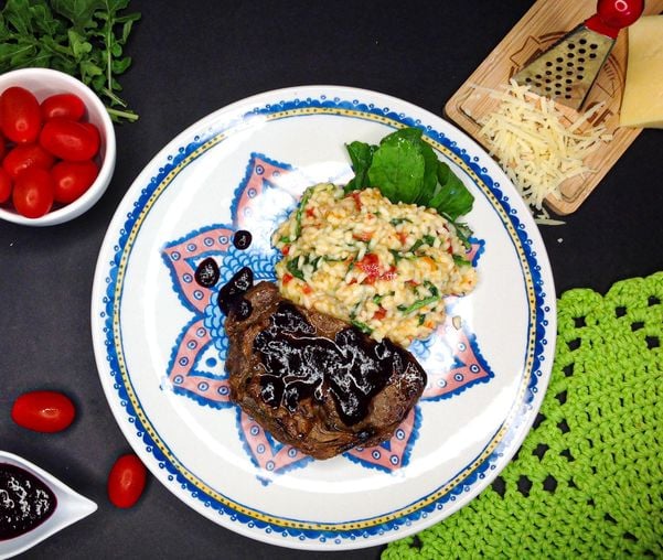 Risoto de rúcula e tomate seco com bife ancho  por Casa 194/Divulgação