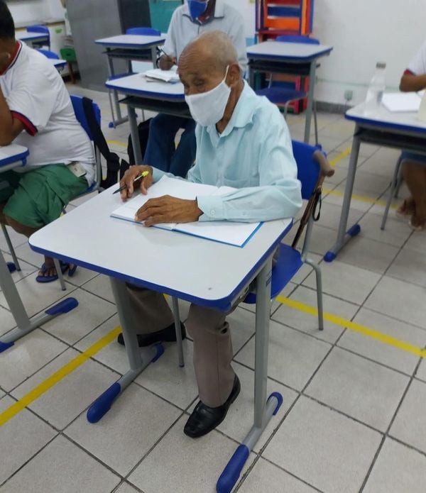 Seu Pedro estuda na Emef Suzete Cuendet, em Maruípe
