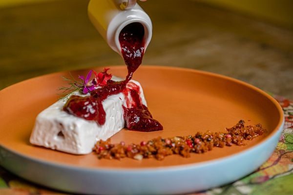 Marshmallow trufado com chocolate belga, coulis de frutas vermelhas e espumante e praliné de morango e pimenta rosa por Ivan Willian