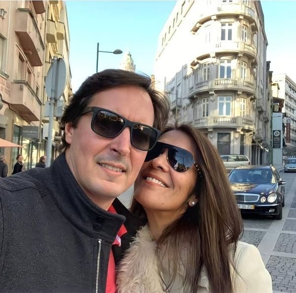 A administradora Sandra Rizzo e o marido em ponto turístico de Porto, em Portugal