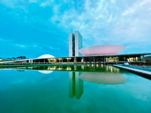 Congresso Nacional, a sede da Câmara dos Deputados (côncava) e do Senado Federal (convexa)