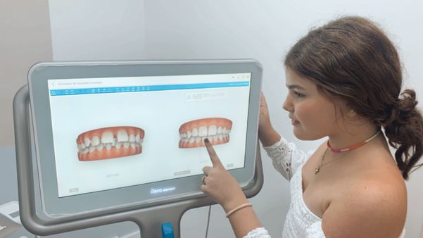 De acordo com a ortodontista Flávia Machado, as crianças adoram a tecnologia e começam a se interessar pelo tratamento desde a primeira consulta, quando veem seus dentes sendo escaneados e aparecendo na tela do computador.