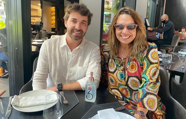 O presidente da Aberje - ES Breno Areas em almoço de aniversário com a jornalista e consultora Andréia Lopes