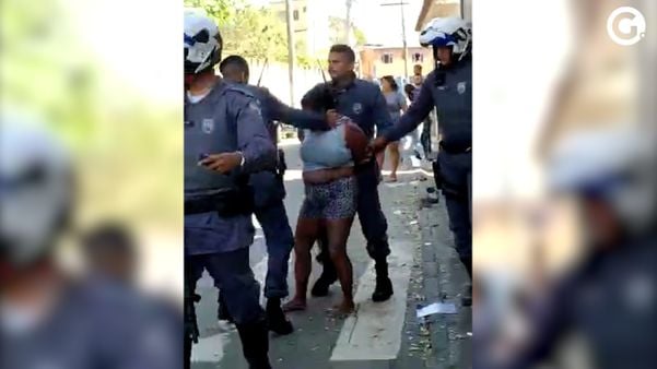 Vídeo mostra momento em que policial militar dá tapa na cara da mulher, que já estava algemada