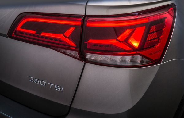 Na traseira, o emblema 250 TSI, referência ao torque de 250 Nm e ao motor turbo por Volkswagen/Divulgação