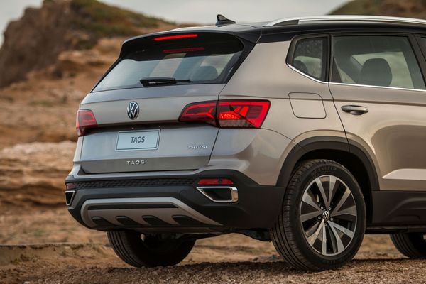 Para-choque traz lanternas acompanhando o grafismo dos faróis por Volkswagen/Divulgação