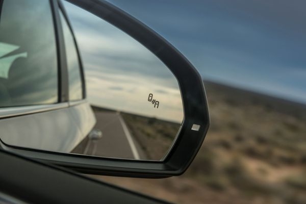 Frenagem autônoma de emergência com detecção de pedestres por Volkswagen/Divulgação