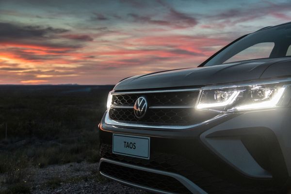 Filetes em LED cortam a grade frontal e se fundem com o novo logo da marca por Volkswagen/Divulgação